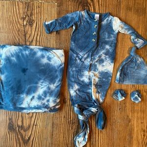 Lou Lou & Company HEATH NEWBORN HAT BUNDLE
(GOWN)